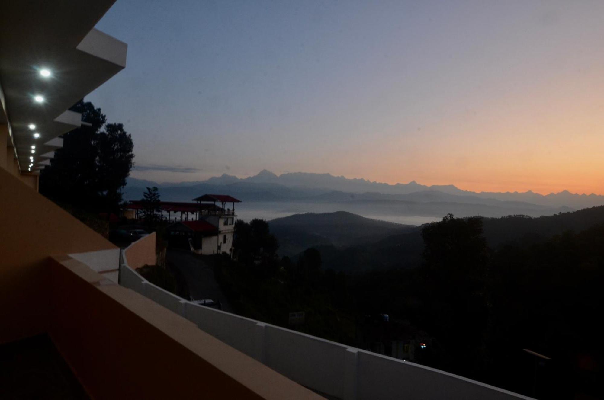 Uttarakhand Resort Kausani Esterno foto