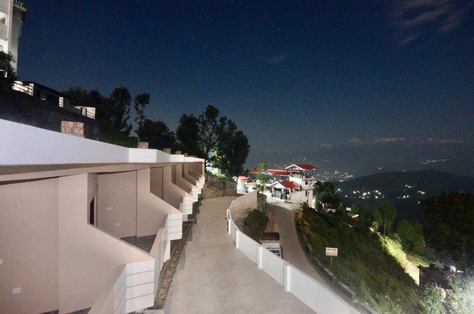 Uttarakhand Resort Kausani Esterno foto